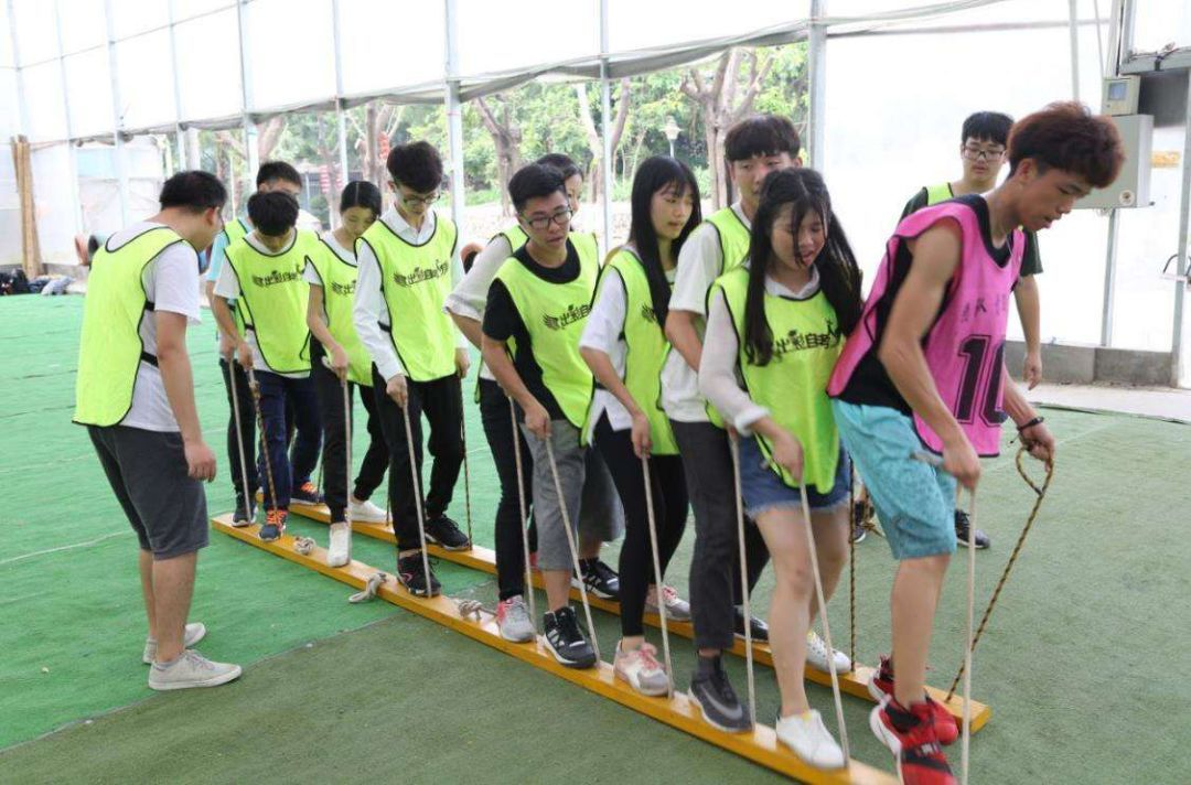 趣味团建项目集体木鞋